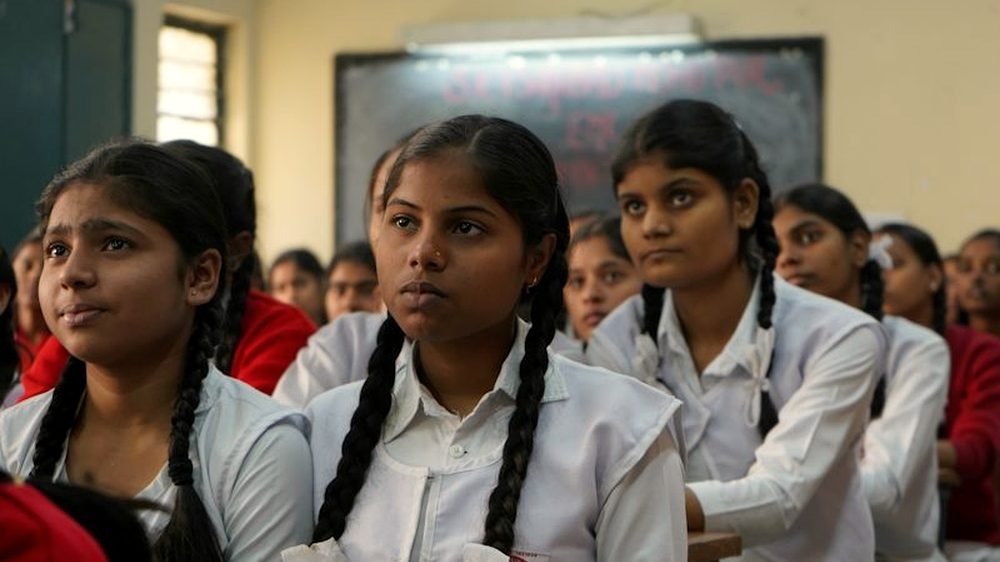 भावनात्मक स्वास्थ्य जागरूकता सेशन में हिस्सा लेते स्कूली छात्र