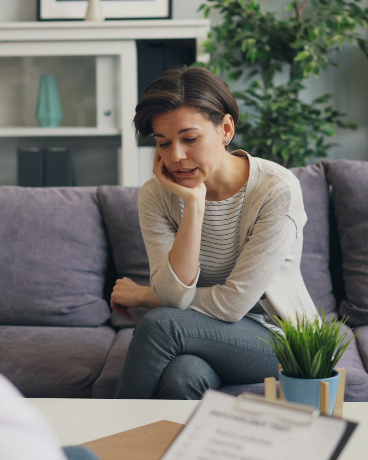 A woman sharing her thoughts during a calm therapy session